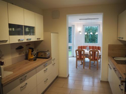 Una cocina o cocineta en Ferienwohnung Künzell