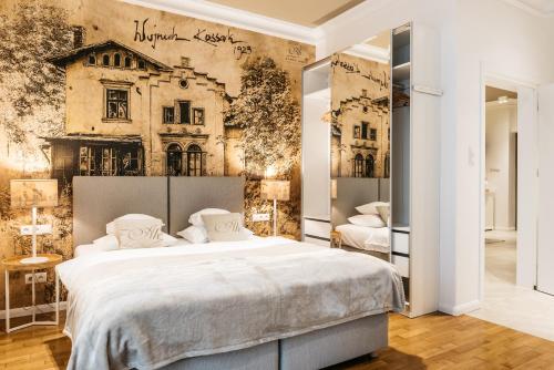 een slaapkamer met een groot bed en een muur met een gebouw bij AVANTI Home in Krakau