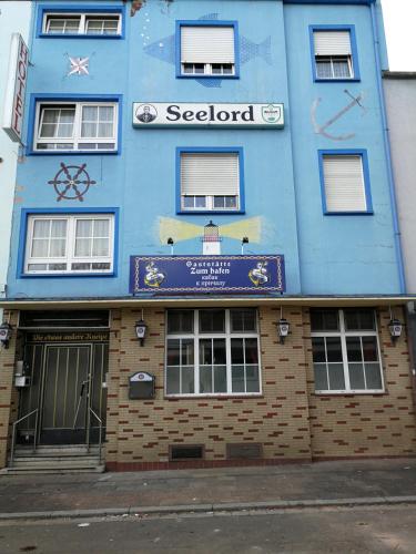 un edificio azul con un signo científico en él en See Lord Hotel en Kaiserslautern