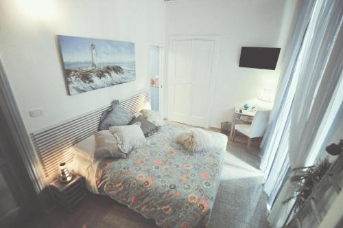 a small bedroom with a bed and a desk at B&B Le Ferule in Manfredonia