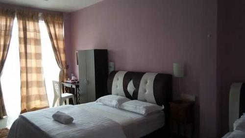Una cama o camas en una habitación de Paka Tamim Seaview Hotel