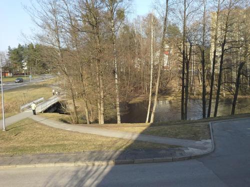 osoba idąca drogą wzdłuż rzeki w obiekcie Lima Studio w Druskienikach