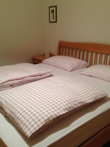 two beds sitting next to each other in a bedroom at Appartamento Guccio in Caldonazzo