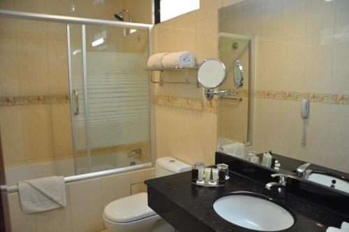 Un baño de Kingdom Hotel