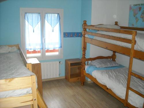 une chambre avec deux lits superposés et une fenêtre dans l'établissement Larressore Villa, à Larressore