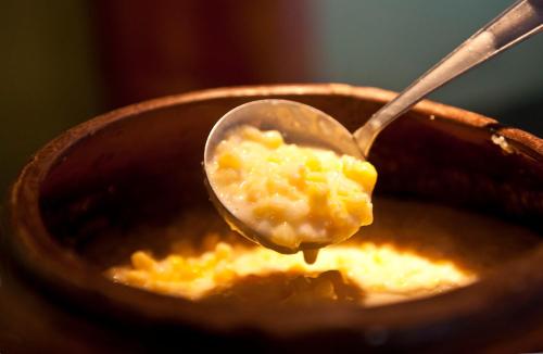 a spoonful of macaroni and cheese in a bowl at Natal Praia Hotel in Natal