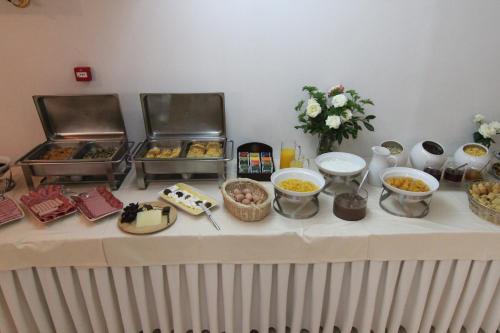 雅典阿克琉斯酒店的摆满自助餐的桌子