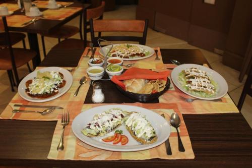 Opciones de comida o cena disponibles para los clientes de Hotel Napoles