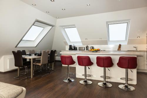 cocina y comedor con sillas rojas y mesa en Ruhige Wohnung in der Nähe von Frankfurt, en Kelkheim