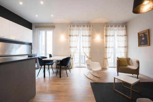 une cuisine et un salon avec une table et des chaises dans l'établissement F2 balcon à 1minute de la plage, à Saint-Raphaël