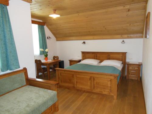 Giường trong phòng chung tại Šport center Prodnik