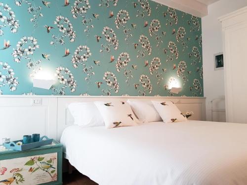トロペアにあるSuites HeartHomeの緑の壁のベッドルーム1室(白いベッド1台付)