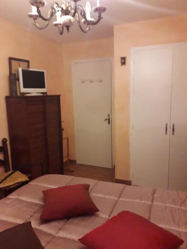 Μια τηλεόραση ή/και κέντρο ψυχαγωγίας στο Chambre chez l’habitant chez Nadine
