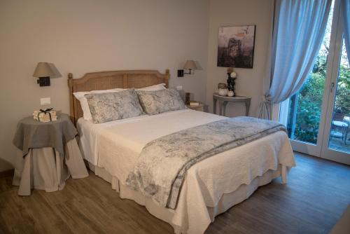 Een bed of bedden in een kamer bij B&B La Dimora Del Garda