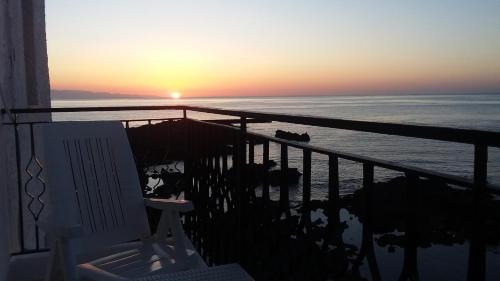 desde un balcón con vistas al océano al atardecer en Hotel Orpheus en Giardini Naxos