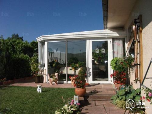 un chat est assis à l'extérieur d'une maison dans l'établissement 