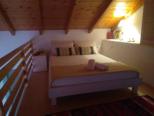 コロニにあるElia houseの木製の天井の客室で、ベッドルーム1室(ベッド1台付)