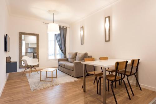 un salon avec une table et un canapé dans l'établissement F2 mezzanine centre ville 1 min de la mer, à Saint-Raphaël