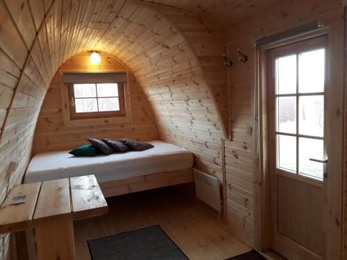 Rúm í herbergi á Fossatun Camping Pods & Cottages - Sleeping Bag Accommodation