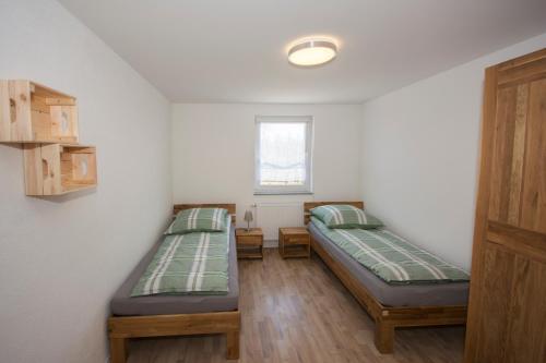 מיטה או מיטות בחדר ב-Ferienhof Schmid