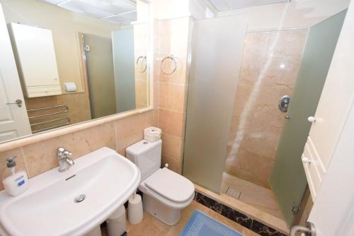 La salle de bains est pourvue d'un lavabo, de toilettes et d'une douche. dans l'établissement Jardines de La Noria, à La Cala de Mijas
