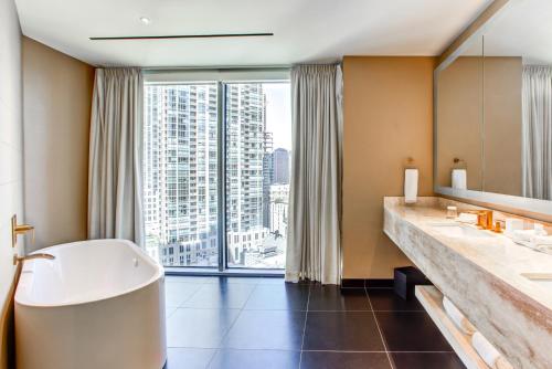 Bilik mandi di Residence Inn by Marriott Chicago Downtown Magnificent Mile