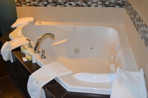a bathroom with a bath tub and a sink at Red River Inn and Suites in Thackerville