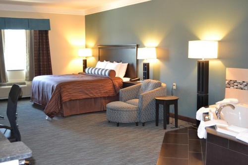 Säng eller sängar i ett rum på Red River Inn and Suites