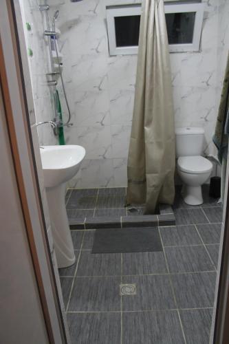 Un baño de LAILA Guest House
