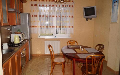 スヴェトロゴルスクにあるApartment on Olimpiyskiy bulvar 2のキッチン(テーブル、椅子、テレビ付)