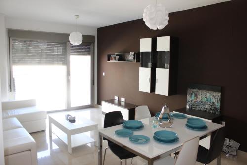 a living room with a white table and blue plates on it at Dúplex Apartamento in Benicarló