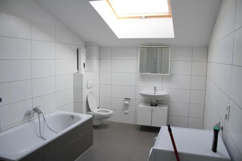 メッヒャーニッヒにあるFerienwohungen - Apartments Satzveyのバスルーム(バスタブ、トイレ、シンク付)
