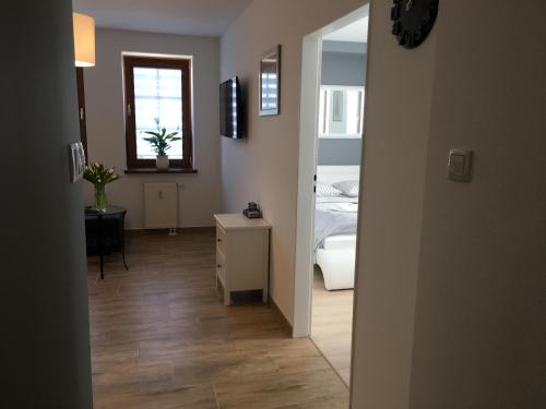 uma sala com um quarto com uma cama e um espelho em Apartamenty AP 8 em Częstochowa