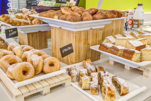 eine Bäckerei mit vielen verschiedenen Gebäcksorten in der Auslage in der Unterkunft Hotel Fabrizio in Rimini