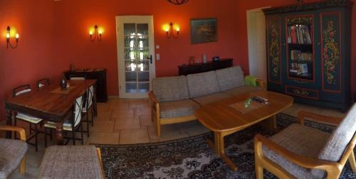 - un salon avec un canapé et une table dans l'établissement Ferienhaus am Glindower See, à Petzow
