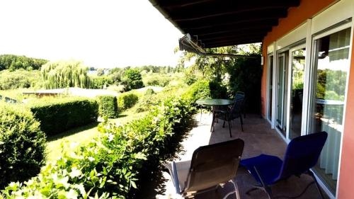 une terrasse avec des chaises et une table sur une maison dans l'établissement Ferienhaus am Glindower See, à Petzow