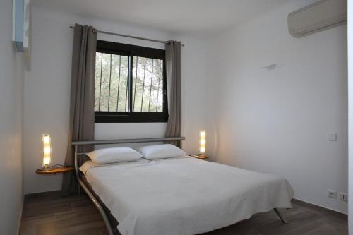 ロックフォール・レ・パンにあるSuperbe villa de charme avec piscine chaufféeのベッドルーム1室(枕2つ、窓付)