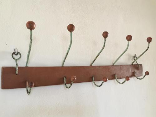 a metal rack with four hooks on a wall at Gästesuiten beim Schloss in Eisenstadt