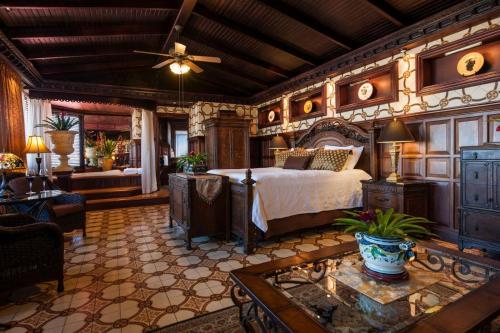 Grano de Oro Hotel في سان خوسيه: غرفة نوم كبيرة مع سرير وطاولة