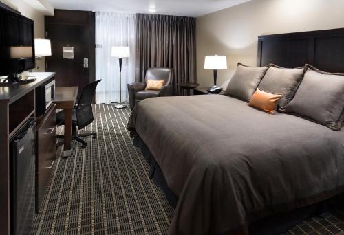 una camera d'albergo con un letto e una scrivania di Aspen Select a Rochester