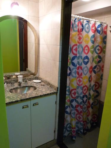baño con lavabo y cortina de ducha en Killasumaq en Salta