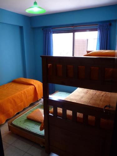 Killasumaq emeletes ágyai egy szobában