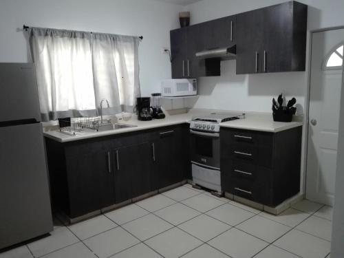 A kitchen or kitchenette at MV Suites Suc. Capilla