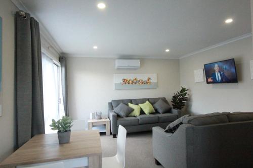 Ein Sitzbereich in der Unterkunft Rose Apartments Unit 1 Central Rotorua-Accommodation&Spa
