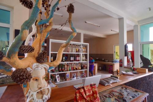 una tienda con un árbol con piñas. en Casa Marisa 2.0, en Portela