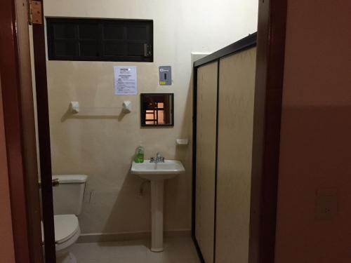 Een badkamer bij Hostal Aquismon
