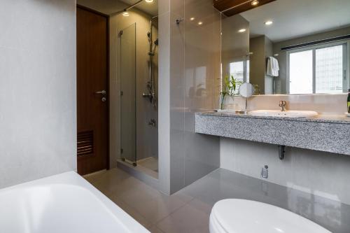 Ванная комната в Evergreen Place Siam by UHG - SHA Extra Plus