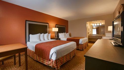 Llit o llits en una habitació de SureStay Hotel by Best Western Zapata