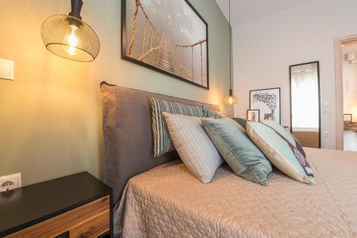 Posteľ alebo postele v izbe v ubytovaní "SunBow Olive"- Boutique Apartment in Dowtown Athens