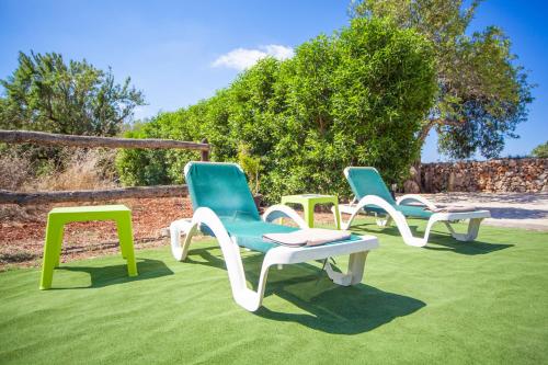 a group of chairs sitting on the grass at Es Mitja Davall in Sencelles